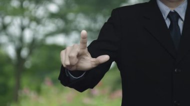 İş adamı, park, iş dünyası müşteri hizmetleri ve destek konsepti üzerindeki bulanık çiçek ve ağacın üzerine basılı bilgi simgesi imzaladı