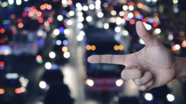 Renkli gece trafiği yolu üzerinde, şehirde arabaları olan, iş otomobili sigortası konsepti olan koyu renkli simgesi olan bir araba.