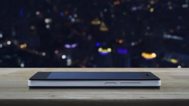 24 saat hizmet simgesi modern akıllı cep telefonu ekranında ahşap masa üzerinde bulanık renkli gece lambası şehir kulesi ve gökdelen üzerinde iş tam zamanlı online servis konsepti