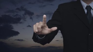 İş adamı günbatımı gökyüzü, iş parası sigortası ve koruma konseptiyle dolar basıyor.