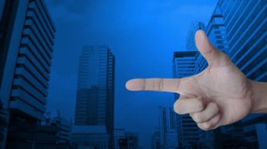 Modern ofis kulesi ve gökdelen üzerinde parmak üstüne belge simgesi, iş iletişimi konsepti