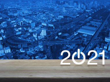 2021 Modern şehir kulesi, sokak, ekspres yol ve gökdelen üzerinde ahşap masa üzerinde işletme düz ikonu kurun, Mutlu yıllar 2021 kapak konsepti