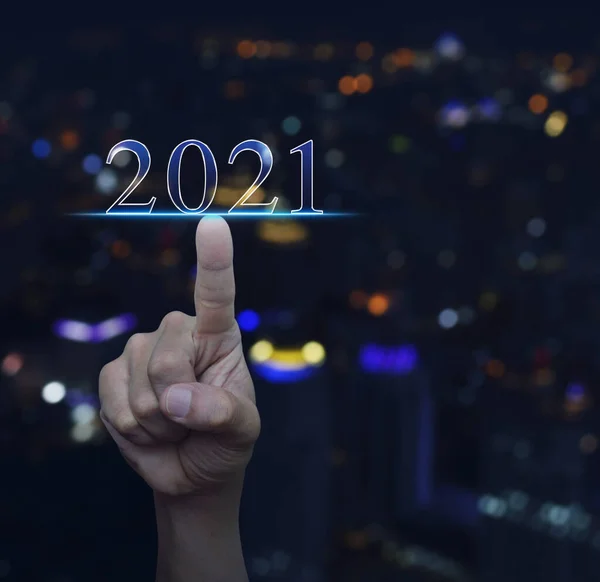 手压2021年文本过模糊的五彩缤纷的夜光 现代城市塔和摩天大楼 商业快乐的新年2021年封面概念 — 图库照片