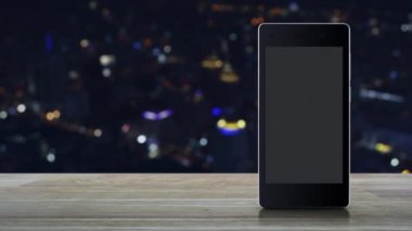 Soru işareti düz simgesi modern akıllı cep telefonu ekranı ahşap masa üzerinde bulanık gece lambası şehir kulesi ve gökdelen, iş müşteri hizmetleri ve çevrimiçi konsept destek