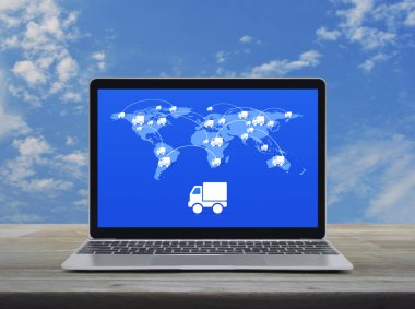 Bağlantı hattı ve dünya haritasına sahip kamyon ikonu modern dizüstü bilgisayar ekranında beyaz bulutlu ahşap masa üzerinde, iş ulaşımı online konsept, NASA tarafından desteklenen bu görüntünün elementleri