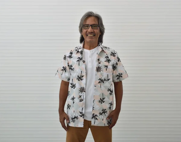 Feliz Viajante Sênior Asiático Homem Vestindo Óculos Verão Camisa Marrom — Fotografia de Stock