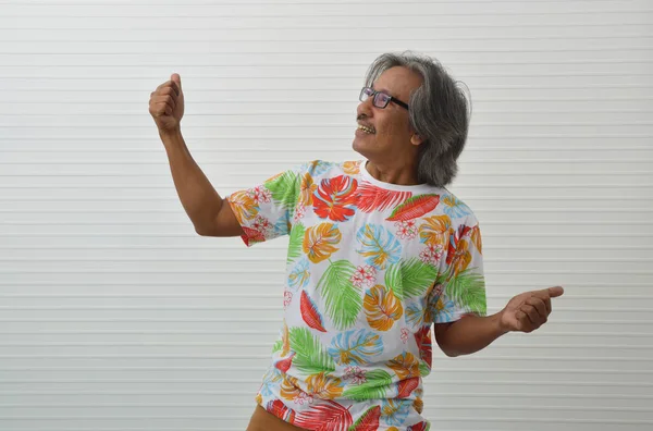 Szczęśliwy Starszy Podróżnik Azjatycki Człowiek Noszenia Koszuli Letniej Okulary Kciuki — Zdjęcie stockowe