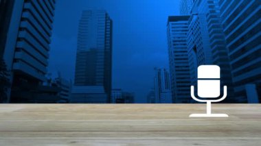 Modern ofis kulesi ve gökdelen üzerinde ahşap masa üzerinde mikrofon düz ikon, iş iletişimi konsepti