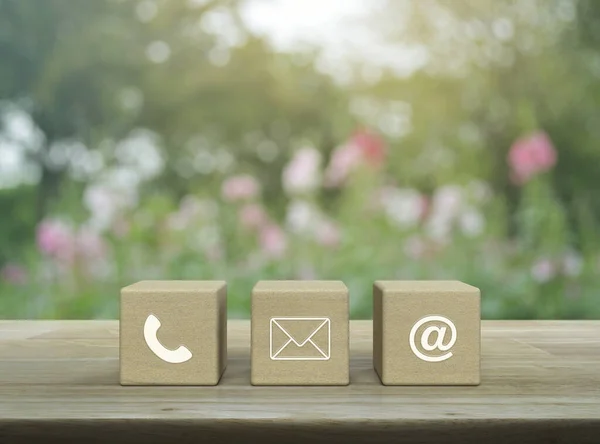 メール 木製のテーブルの上に木製のブロックキューブ上の電子メールアドレスは 庭のピンクの花と木をぼかす ビジネスカスタマーサービスとサポートの概念 — ストック写真