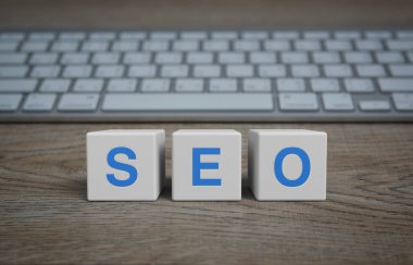 Beyaz blok küpleri ile ilgili SEO kelimesi ahşap masa üzerinde bilgisayar klavyesi, dijital çevrimiçi pazarlama, Teknoloji arama motoru optimizasyon konsepti