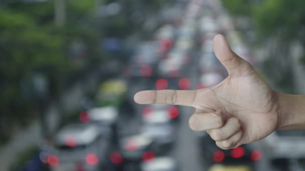 Informationsschild Flaches Symbol Finger Über Unschärfe Des Berufsverkehrs Mit Autos — Stockvideo