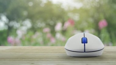 24 saatlik servis düz simgesi kablosuz bilgisayar faresi ile ahşap masa üzerinde bulanık pembe çiçek ve ağaçların üzerinde parktaki iş tam zamanlı internet hizmeti kavramı