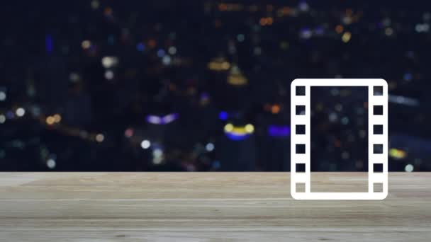 Botón Reproducción Con Icono Plano Película Mesa Madera Sobre Desenfoque — Vídeo de stock