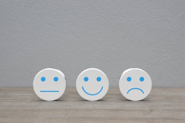 Tarafsız, mutlu gülücük, olumsuz yüz ifadesi beyaz çember şeklinde tahta masa üzerinde beyaz duvar arkaplanı üzerinde, iş müşteri hizmetleri değerlendirmesi ve geri bildirim değerlendirme konsepti