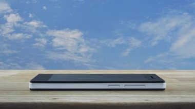 24 saatlik servis düz simgesi modern akıllı cep telefonu ekranında beyaz bulutlu mavi gökyüzü üzerinde ahşap masa üzerinde iş tam zamanlı online servis konsepti