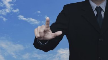 İşadamı mavi gökyüzü üzerinde beyaz bulutlu harita nokta konumlandırma düğmesine basıyor, harita işaretleyici çevrimiçi konsepti