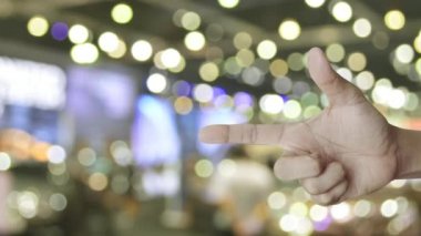 Görüntü ışığı ve alışveriş merkezinin gölgesi üzerine rozet basılı ev, iş yeri sigortası ve güvenlik konsepti