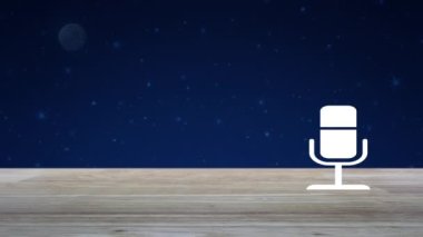 Mikrofon düz simgesi ahşap masa üzerinde fantezi gece gökyüzü ve ay, iş iletişimi konsepti