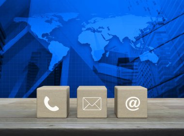 Telefon, mail, e-posta, e-posta ikonu ahşap blok küpleri üzerinde dünya haritası üzerinde, modern ofis kulesi ve gökdelen, iş müşteri hizmetleri ve destek konsepti, NASA tarafından desteklenen bu görüntünün elemanları