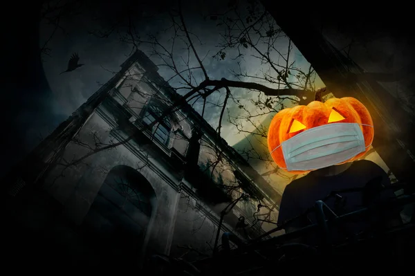 Halloween Jack Lanterne Citrouille Portant Masque Médical Debout Sur Château — Photo