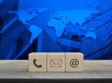 Telefon, e-posta, e-posta ikonu dünya haritası üzerinde ahşap masa, modern ofis kulesi ve gökdelen, iş müşteri hizmetleri ve çevrimiçi destek konsepti, NASA tarafından desteklenen bu görüntünün elemanları