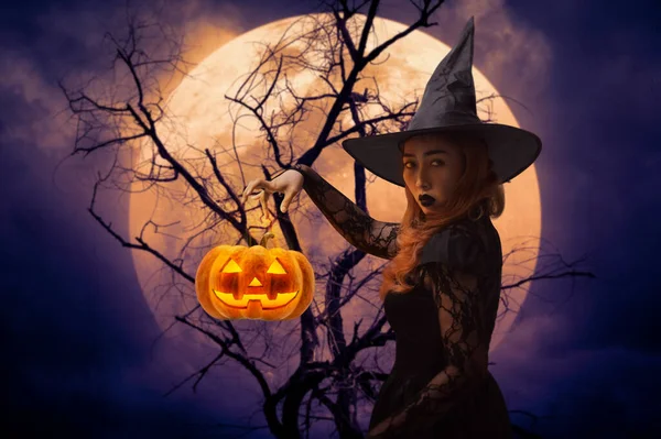 Strega Halloween Con Zucca Testa Mostro Sopra Albero Morto Luna — Foto Stock