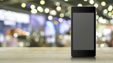 Soru işareti düz simgesi modern akıllı cep telefonu ekranında ahşap masa üzerinde bulanık ışık ve alışveriş merkezinin gölgesi, iş dünyası müşteri hizmetleri ve çevrimiçi konsept desteği