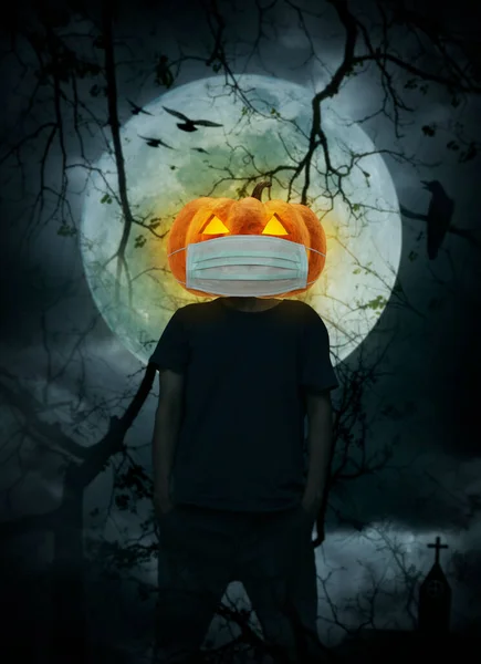 Halloween Jack Lykta Pumpa Bär Medicinsk Ansiktsmask Stående Över Kors — Stockfoto