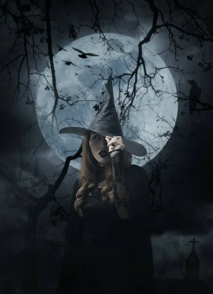 Страшный Хэллоуин Ведьма Стоит Над Крестом Церковь Ворона Птицы Мертвое — стоковое фото