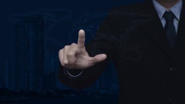 Dünya haritası üzerinde harita nokta konumlandırma düğmesine basan işadamı, modern ofis kulesi ve gökdelen, harita işaretleyicisi çevrimiçi konsepti, NASA tarafından desteklenen bu görüntünün elemanları