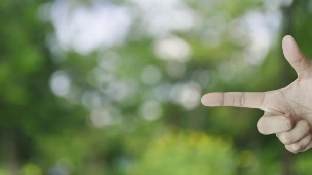 Power Taste Flaches Symbol Auf Dem Finger Über Verschwimmen Grünen — Stockvideo