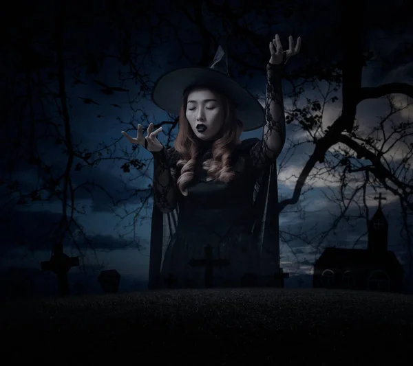 Rejtély Halloween Boszorkány Áll Felett Halott Kereszt Madarak Templom Felett — Stock Fotó