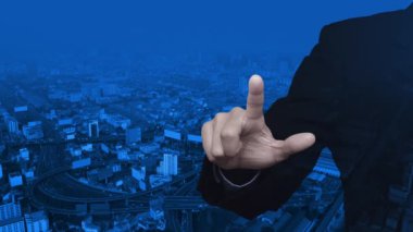 İş adamı, modern şehir kulesi, sokak, ekspres yol ve gökdelen, Teknoloji İnternet konsepti üzerine doküman düz simgesine basıyor