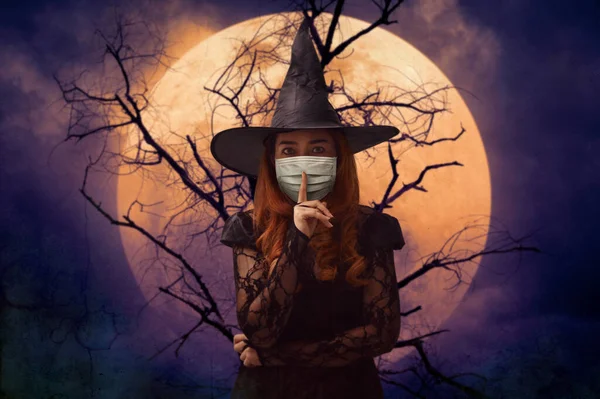 Halloween Strega Indossa Maschera Viso Medico Mostrando Segno Silenzio Con — Foto Stock