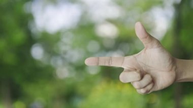 Parktaki bulanık yeşil ağaçtan 24 saat açık simge, iş tam zamanlı servis kavramı