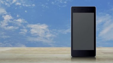 Soru işareti düz simgesi modern akıllı cep telefonu ekranı üzerinde ahşap masa üzerinde beyaz bulutlar, iş müşteri hizmetleri ve çevrimiçi konsepti desteklemek