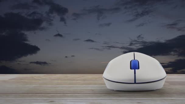 日没の空の上に木製のテーブルの上にワイヤレスコンピュータのマウスで情報フラットアイコン ビジネス顧客サービスとサポートオンラインコンセプト — ストック動画