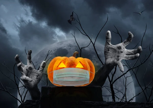 Απόκριες Jack Lantern Κολοκύθα Φορώντας Ιατρική Μάσκα Πρόσωπο Στο Βράχο — Φωτογραφία Αρχείου