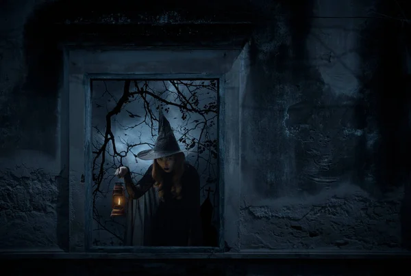 Bruxa Halloween Segurando Lâmpada Antiga Velha Janela Danificada Com Parede — Fotografia de Stock