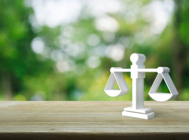 Parktaki bulanık yeşil ağacın üzerindeki ahşap masa üzerinde 3D simge, iş hukuku hizmeti kavramı