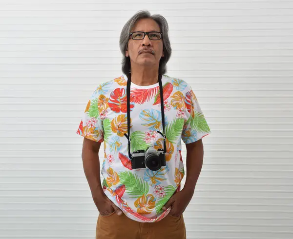 Oudere Reiziger Aziatische Man Dragen Zomer Shirt Bril Houden Retro — Stockfoto