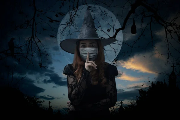 Bruxa Halloween Usando Máscara Facial Médica Mostrando Sinal Silêncio Com — Fotografia de Stock