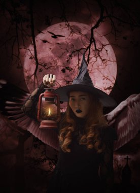 Kanatları olan cadılar bayramı cadısı haçın üzerinde duran antik lambayı, kilise, karga, kuşlar, ölü ağaç, dolunay ve bulutlu gökyüzü, Cadılar Bayramı gizemi kavramı