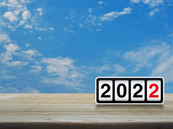 Relógio Retrô Com 2022 Texto Sobre Mesa Madeira Sobre Céu — Fotografia de Stock