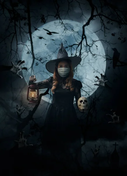 Halloween Boszorkány Visel Orvosi Arc Maszk Tartó Ősi Lámpa Koponya — Stock Fotó