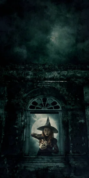 Bruxa Halloween Segurando Crânio Sobre Janela Castelo Antigo Lua Cheia — Fotografia de Stock