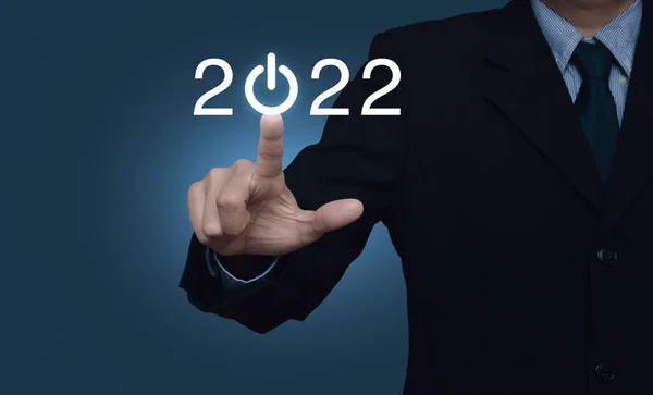 商人按下2022年的按钮 在渐变浅蓝色背景的基础上创建了一个平面图标 — 图库照片