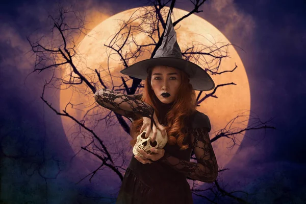 Halloween Wiedźma Trzyma Czaszkę Stojąc Nad Martwym Drzewem Pełnia Księżyca — Zdjęcie stockowe