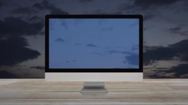 Masaüstü modern bilgisayar monitörü ekranındaki mikrofon yassı simgesi günbatımı gökyüzü üzerinde ahşap masa, iş iletişimi çevrimiçi konsepti