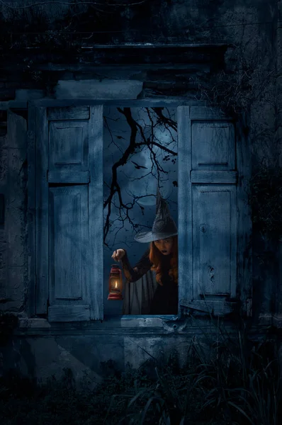 Halloween Čarodějnice Držící Starověkou Lampu Stojící Starém Poškozeném Dřevěném Okně — Stock fotografie